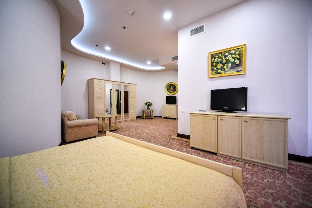 METROPOL HOTEL — 9