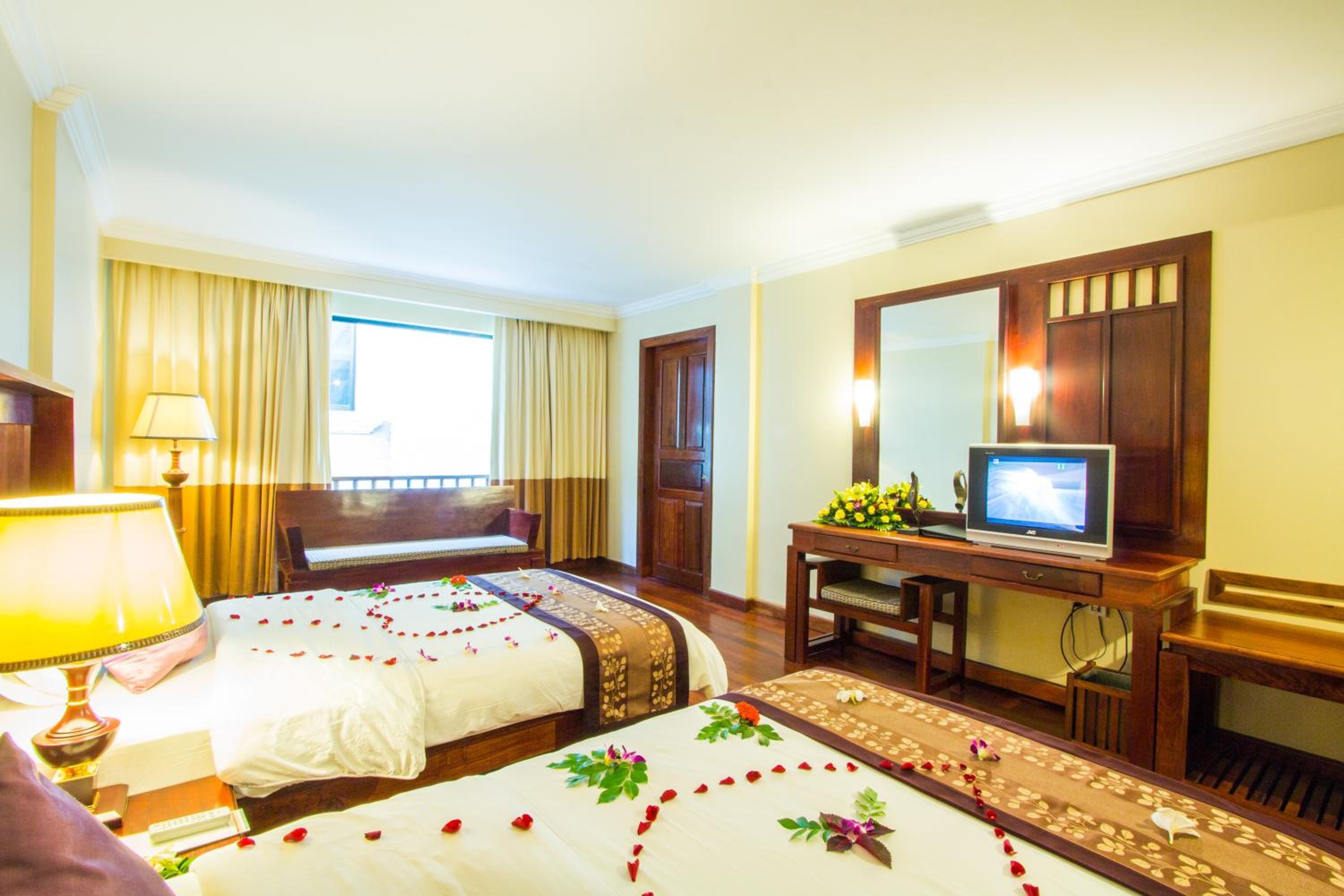 ROYAL EMPIRE HOTEL 137804 — 6