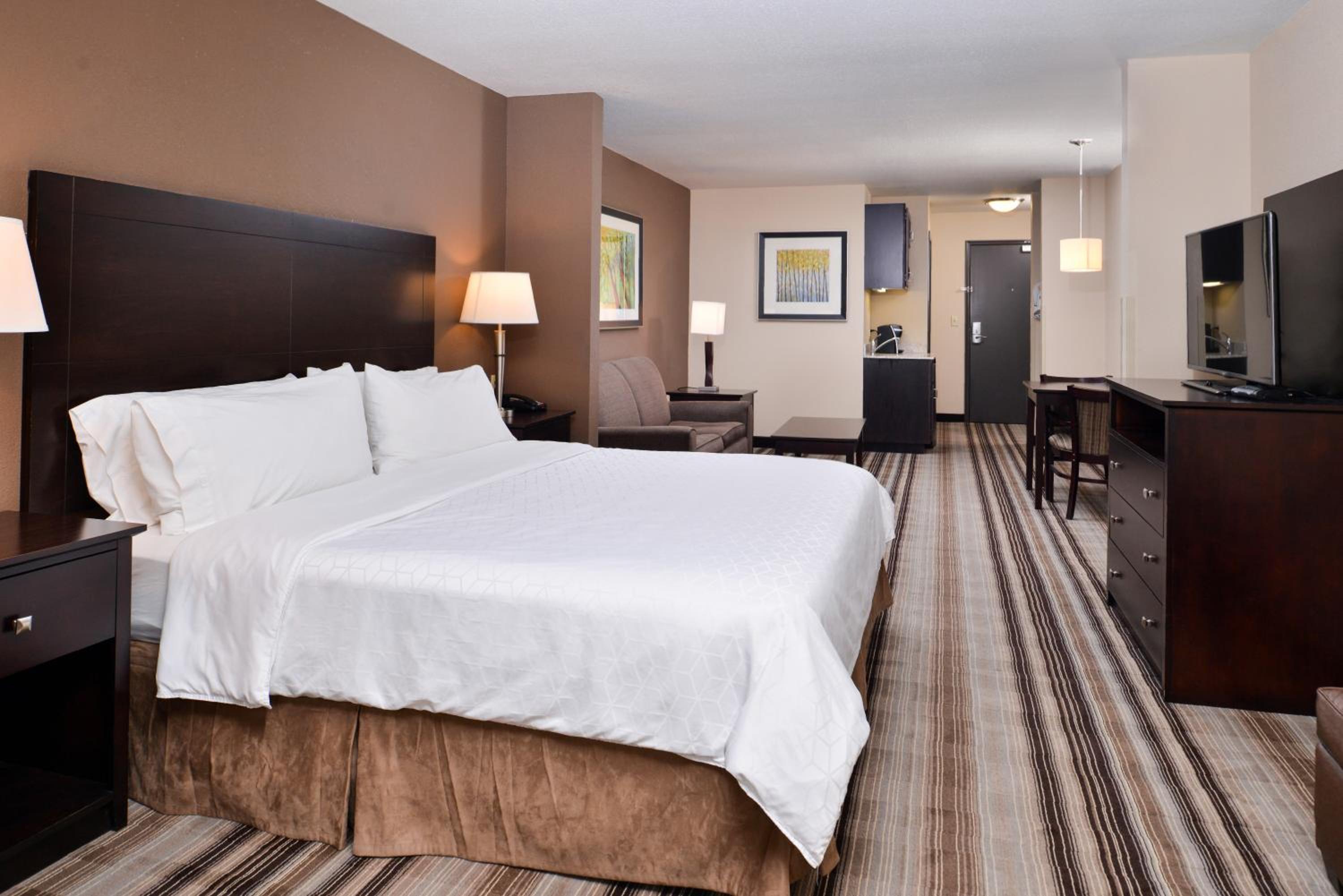 HOLIDAY INN EXPRESS HOTEL AND SUITES EMPORIA NORTHWEST — 9