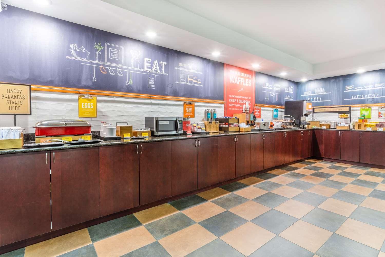 Hampton Inn Eau Claire — 4