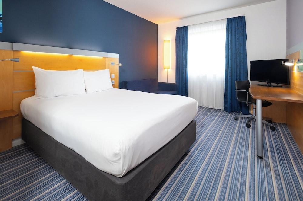 EXPRESS BY HOLIDAY INN BEDFORD — 10