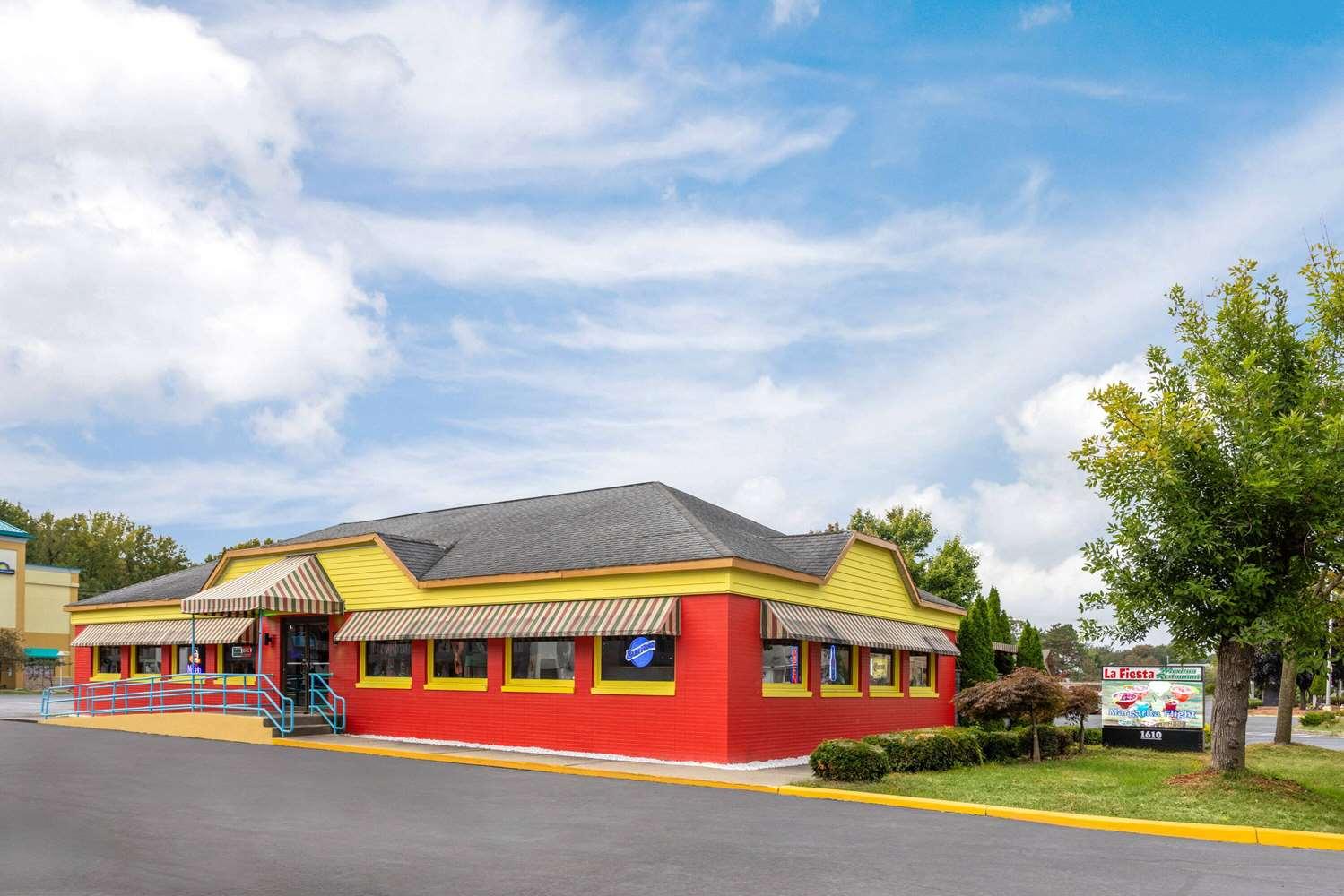 Days Inn & Suites by Wyndham Albany — 1