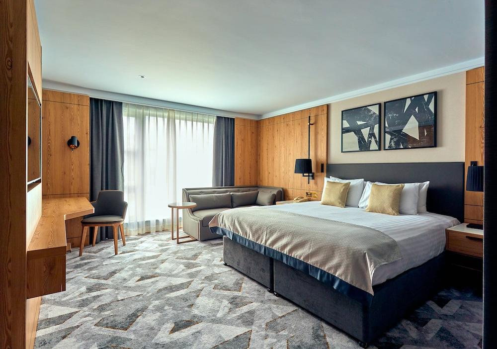 CROWNE PLAZA MARLOW — 9