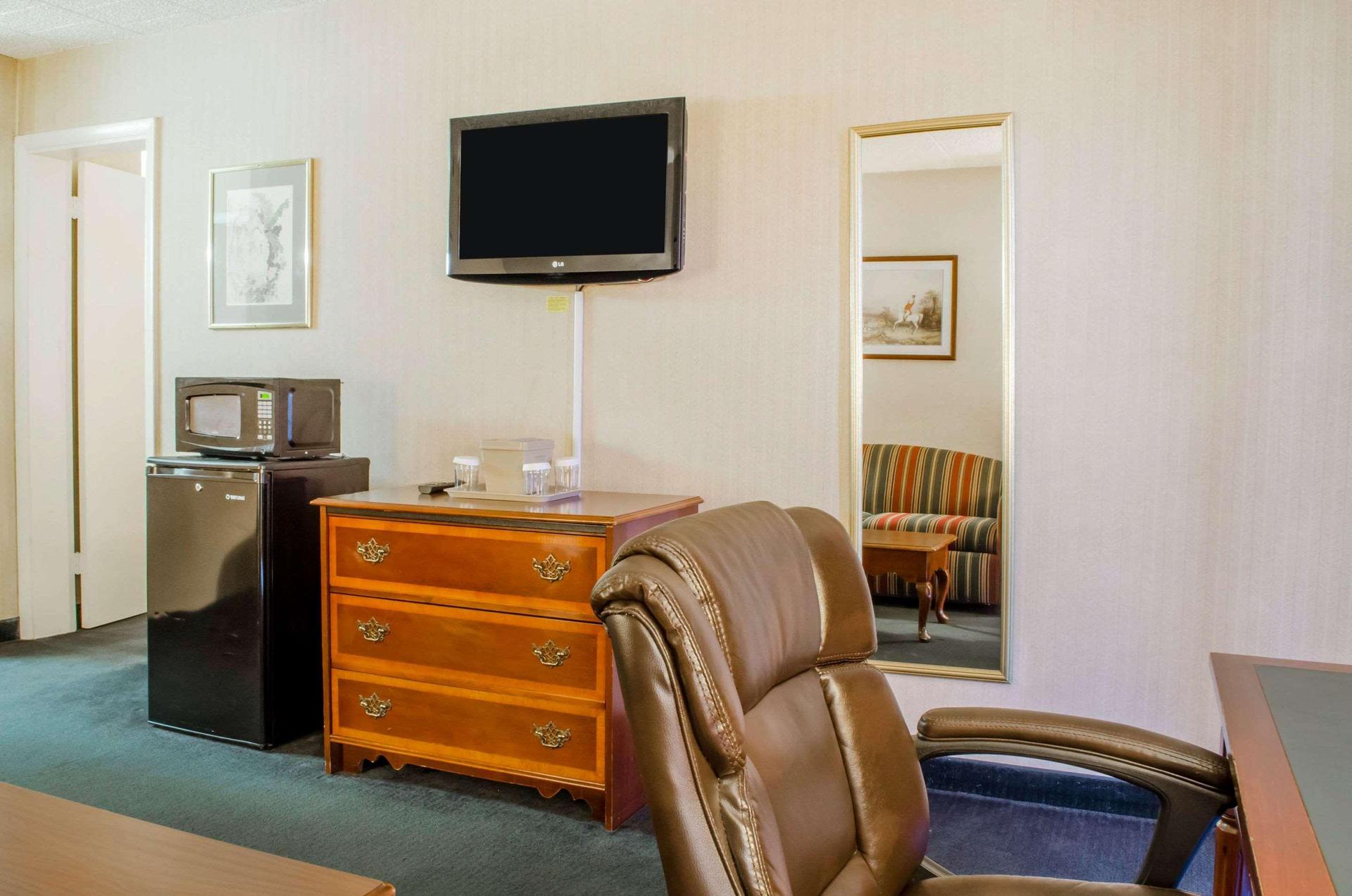 Quality Inn & Suites Burnham, PA — 7