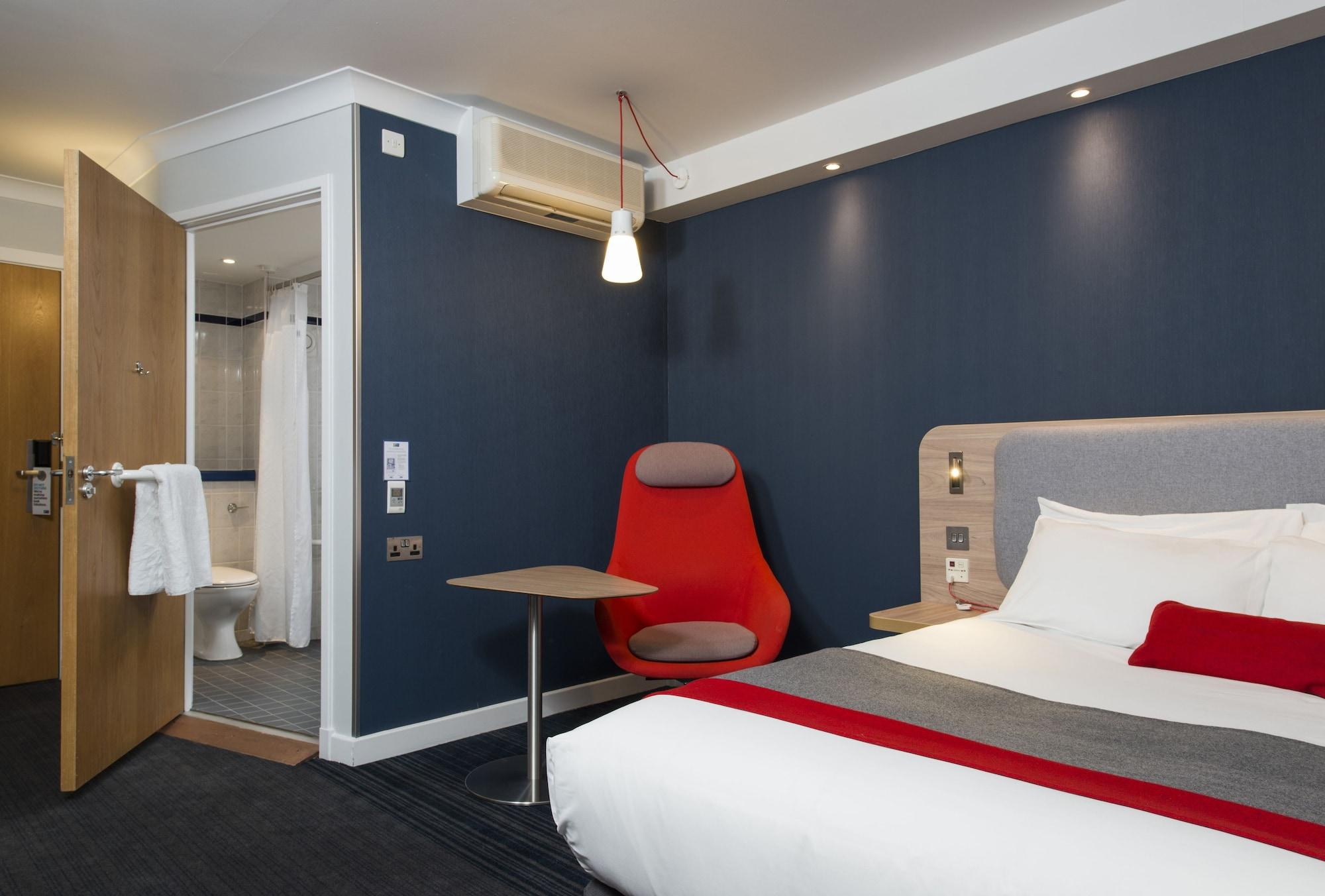 Holiday Inn Express London Luton Airport — 8