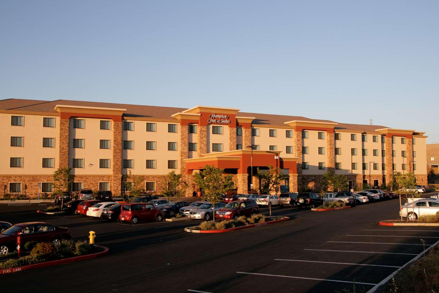 Hampton Inn and Suites Folsom — 2