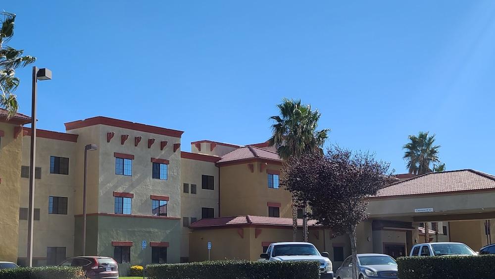 Best Western Hesperia Victorville Suites — 4