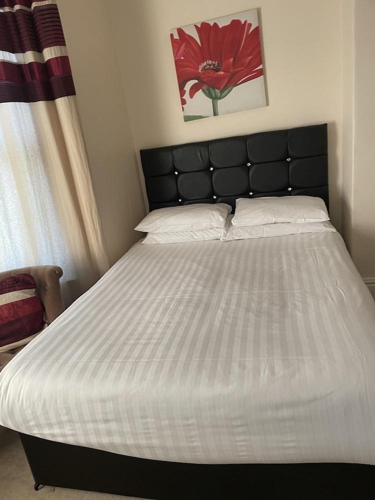 Diamonds Lodge Ltd (Ex Crossways Guest House) — 3