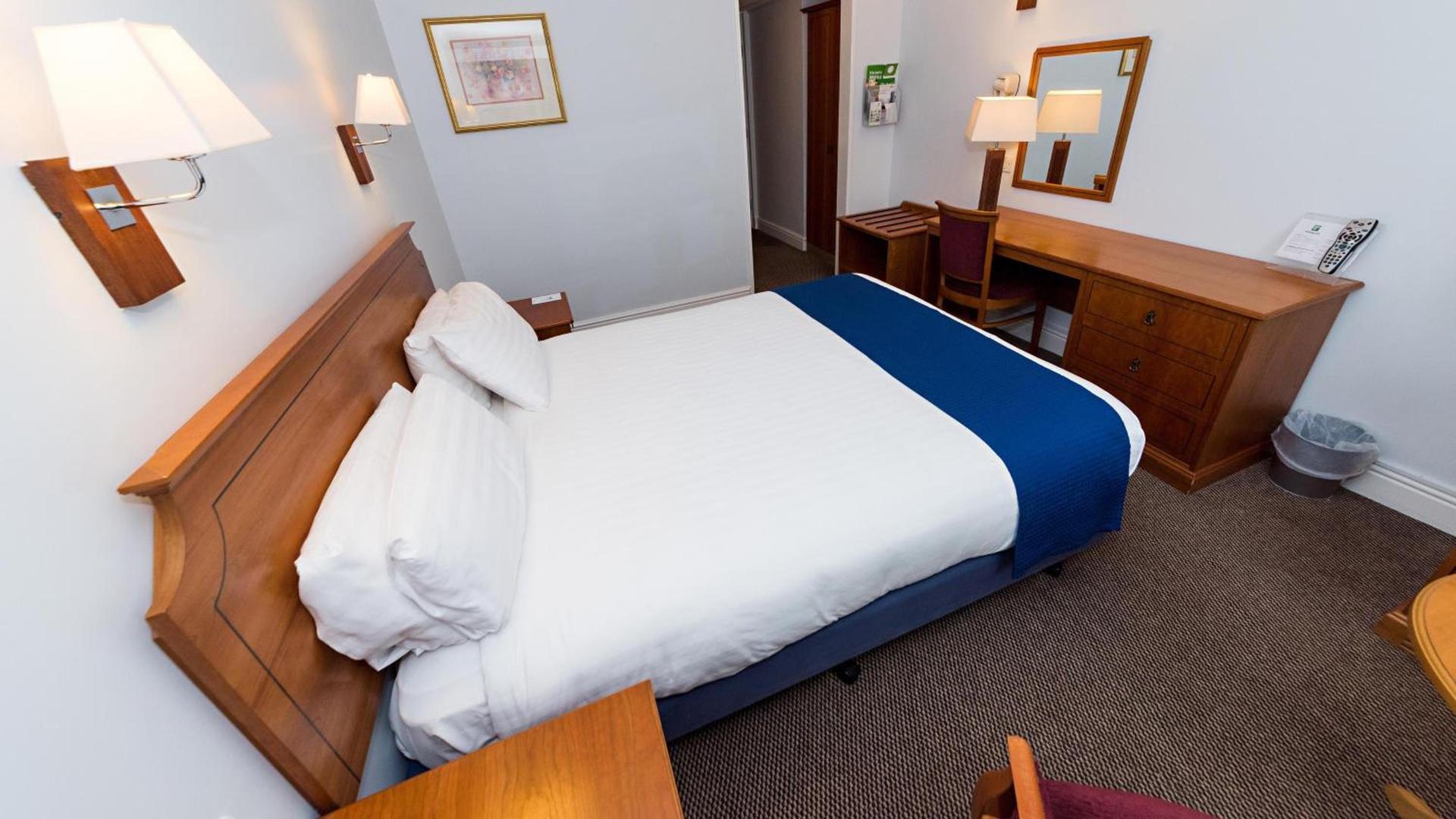 HOLIDAY INN NEWPORT — 9