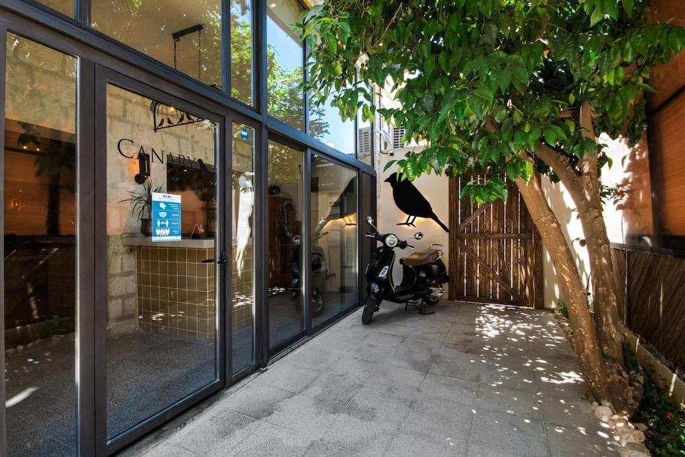 CANARY HOTEL 69454 — 1