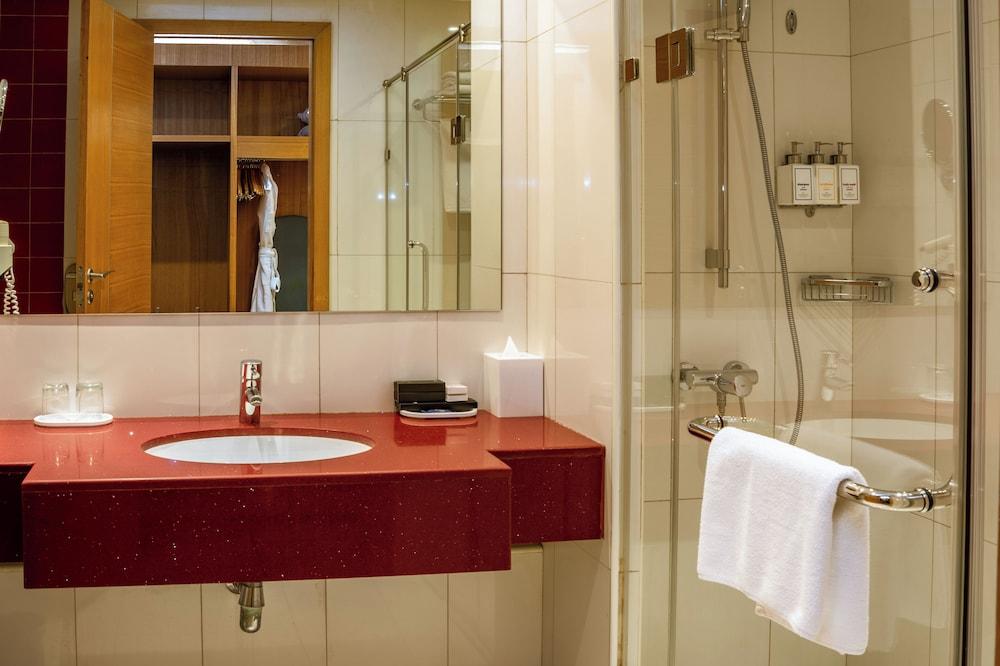 Golden Tulip Muscat 120534 — 10