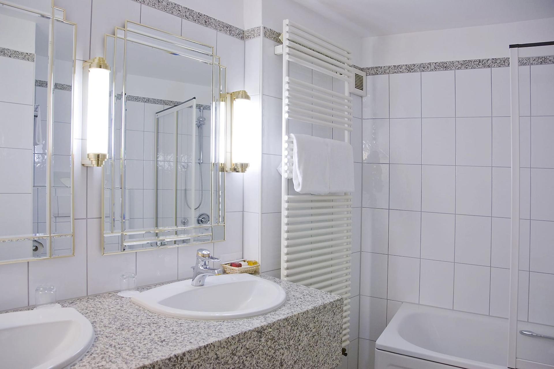 HOTEL MONOPOL 8224 — 9
