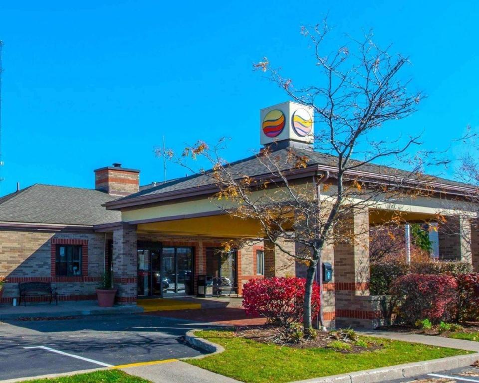 Comfort Inn & Suites Erie - Splash Harbor Indoor Waterpark — 8