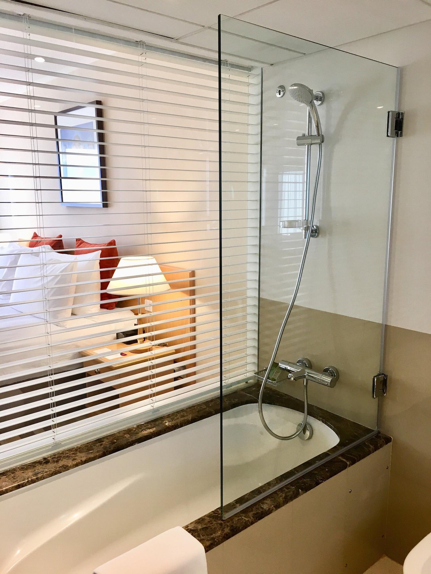Crowne Plaza Muscat — 9