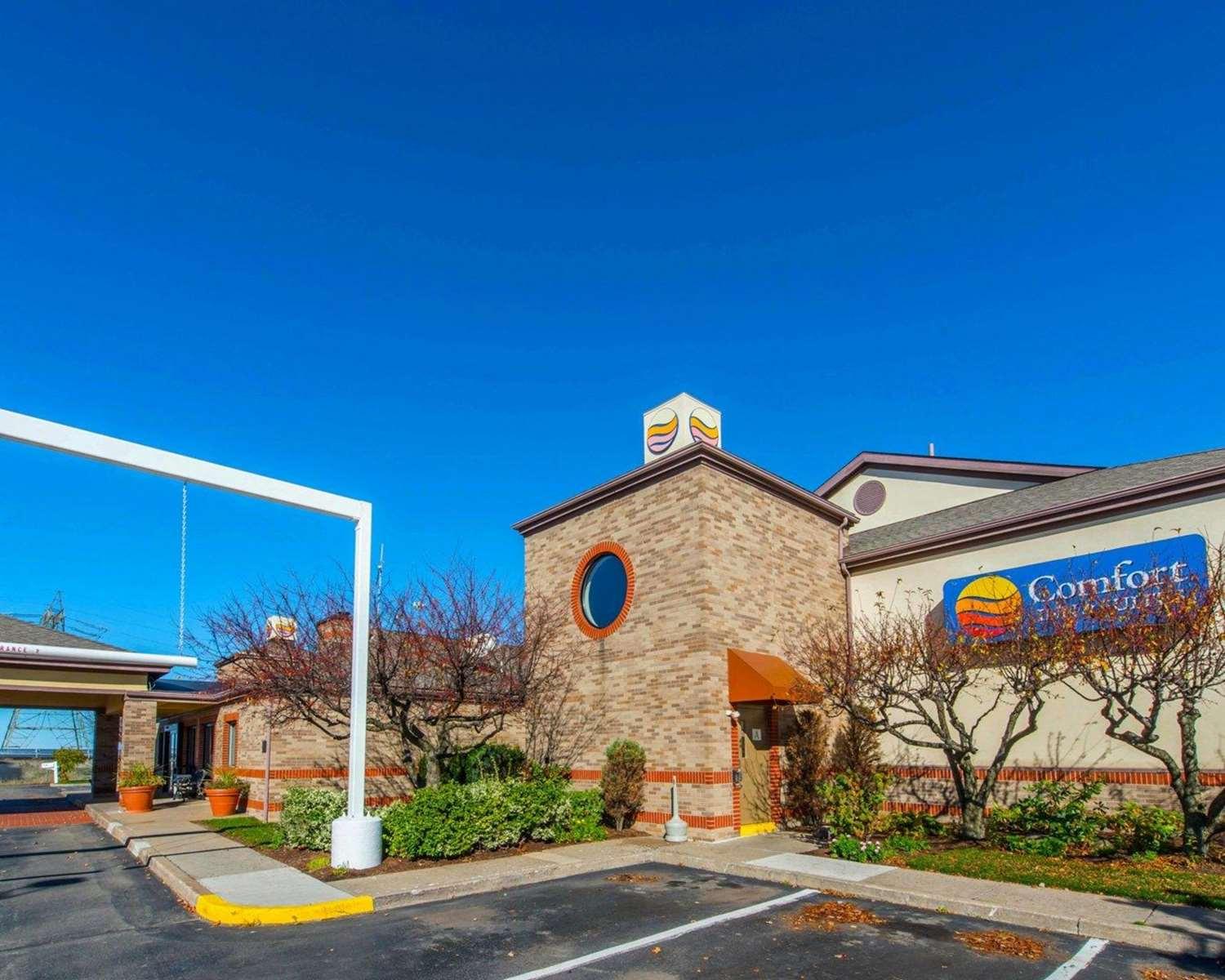 Comfort Inn & Suites Erie - Splash Harbor Indoor Waterpark — 7