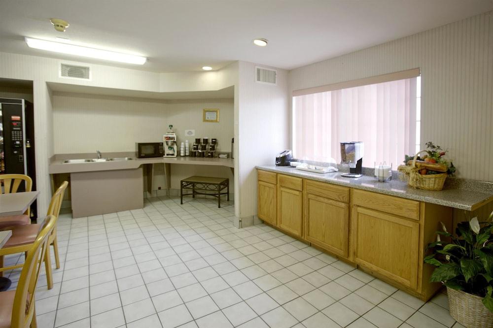 Americas Best Value Inn Addison Dallas — 6