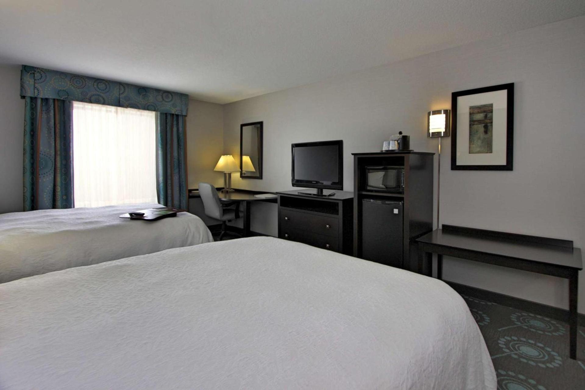 Hampton Inn Defiance — 10
