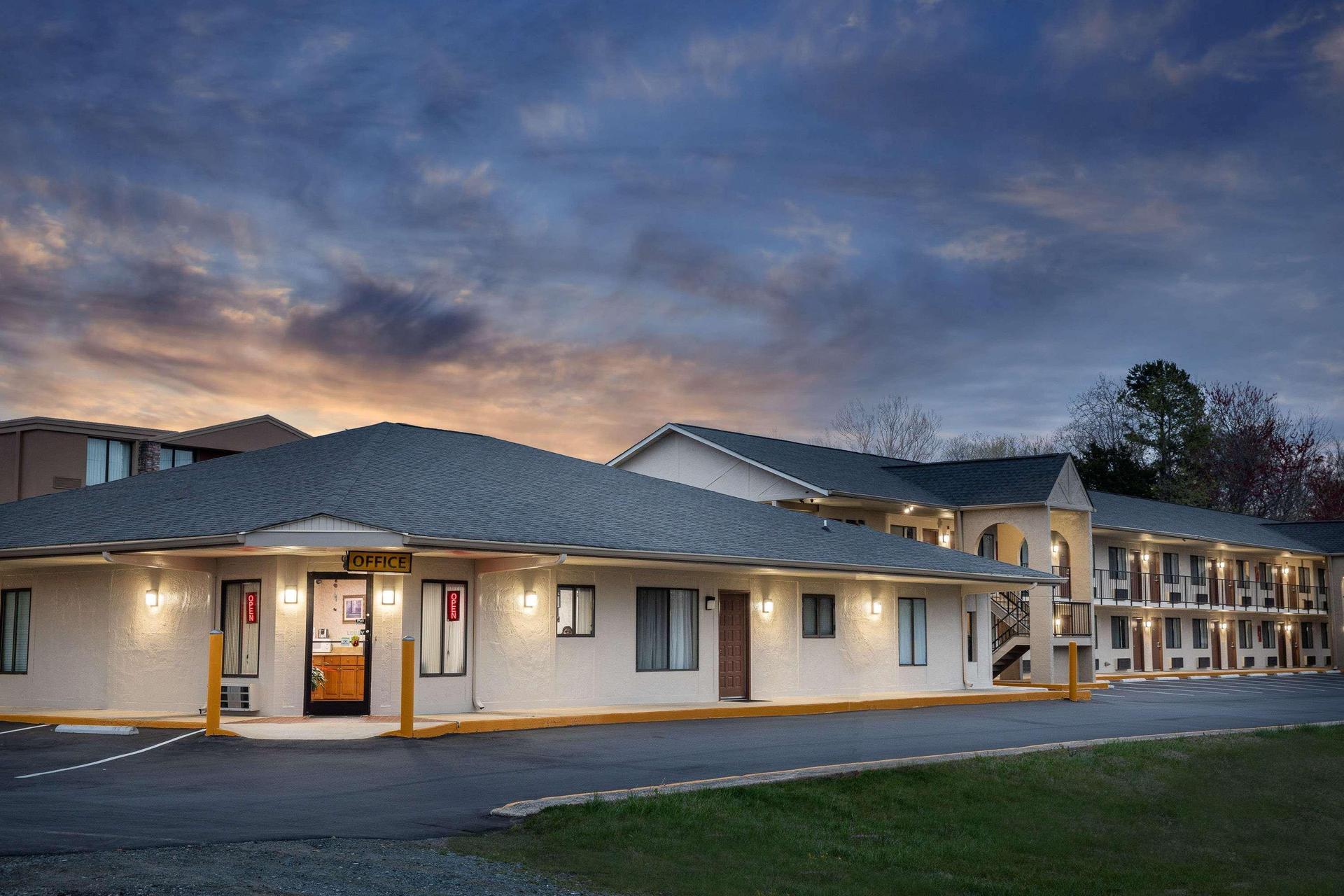 Super 8 by Wyndham Burlington NC — 1