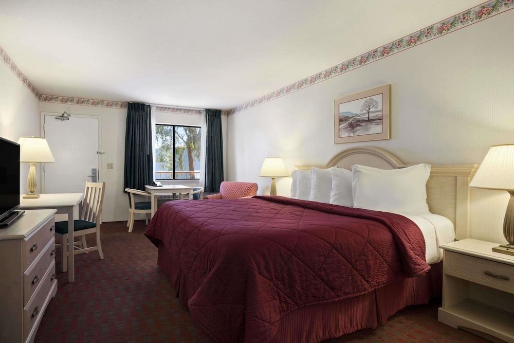 Days Inn by Wyndham Gilroy — 6