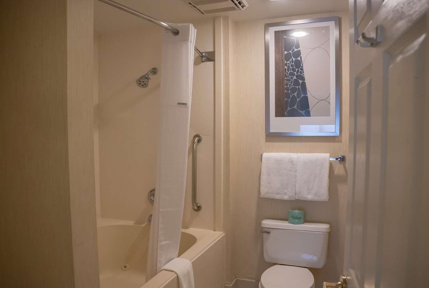 Hawthorn Suites by Wyndham Erie — 10