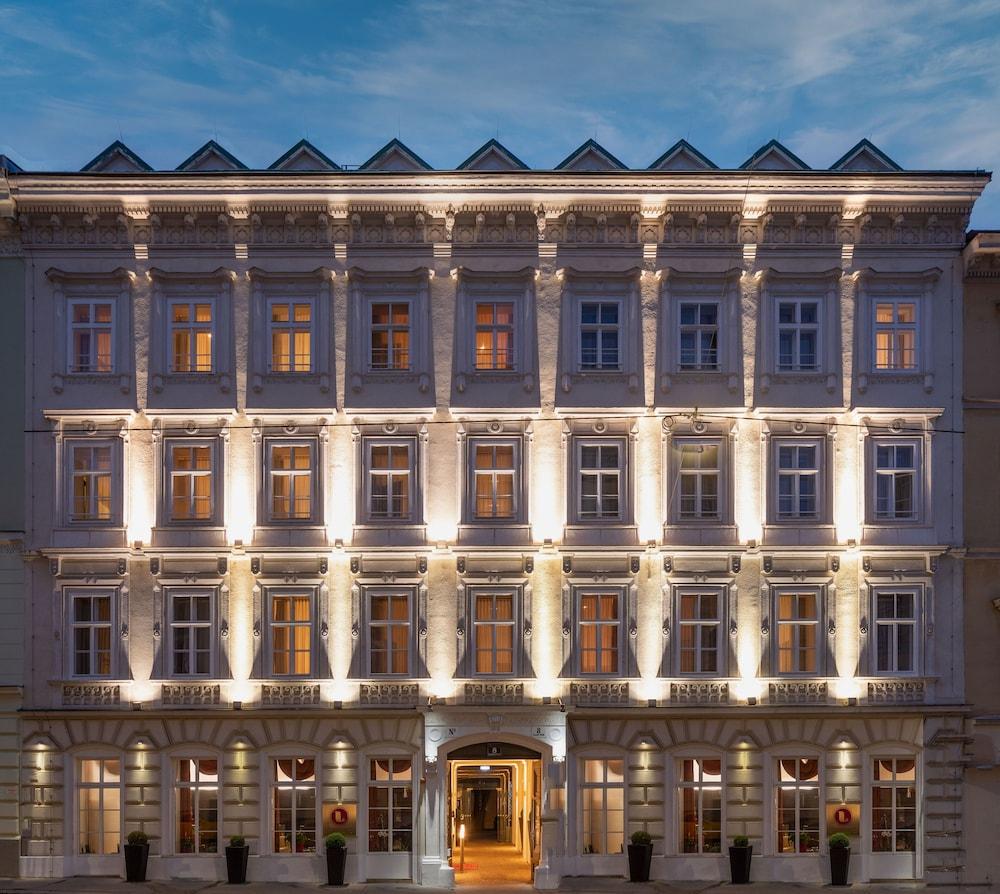 The Levante Rathaus Apartments. — 1