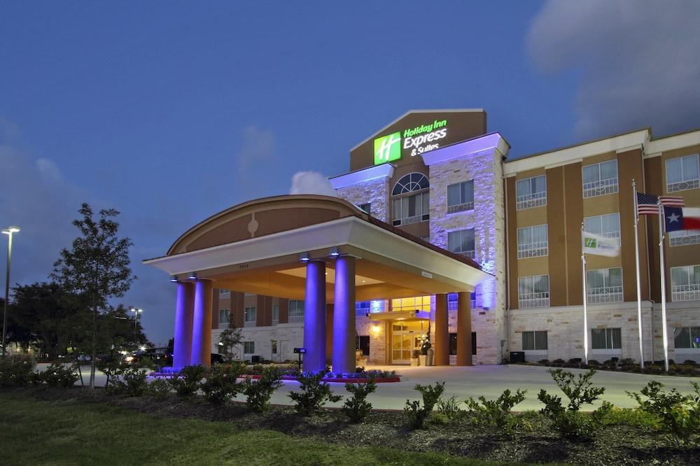 Holiday Inn Express and Suites Houston East Baytown — 1