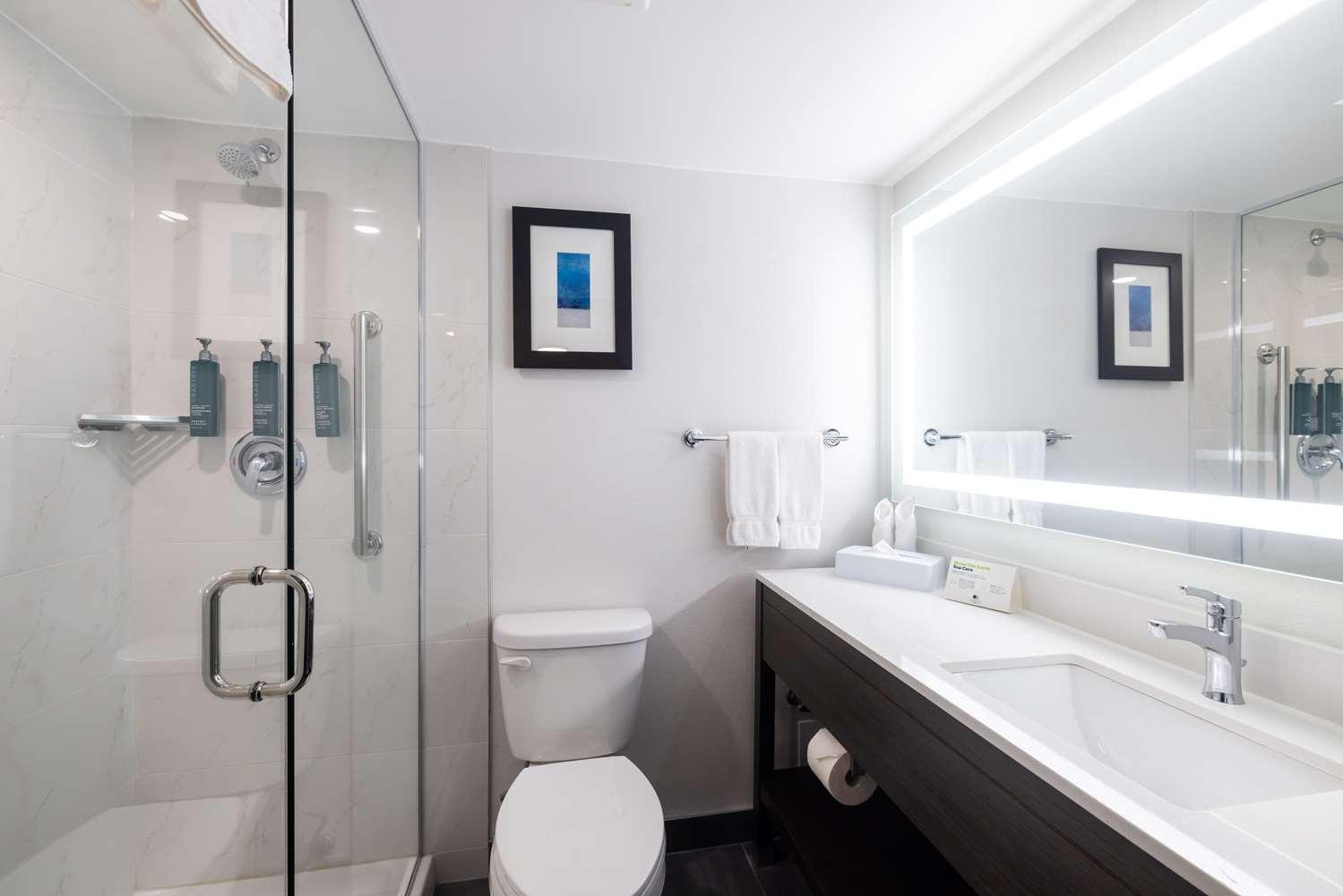 DoubleTree by Hilton Calgary North 83776 — 1