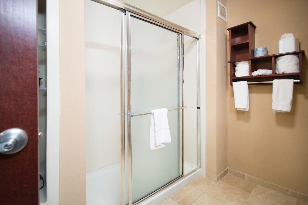 Hampton Inn & Suites Greensburg — 9