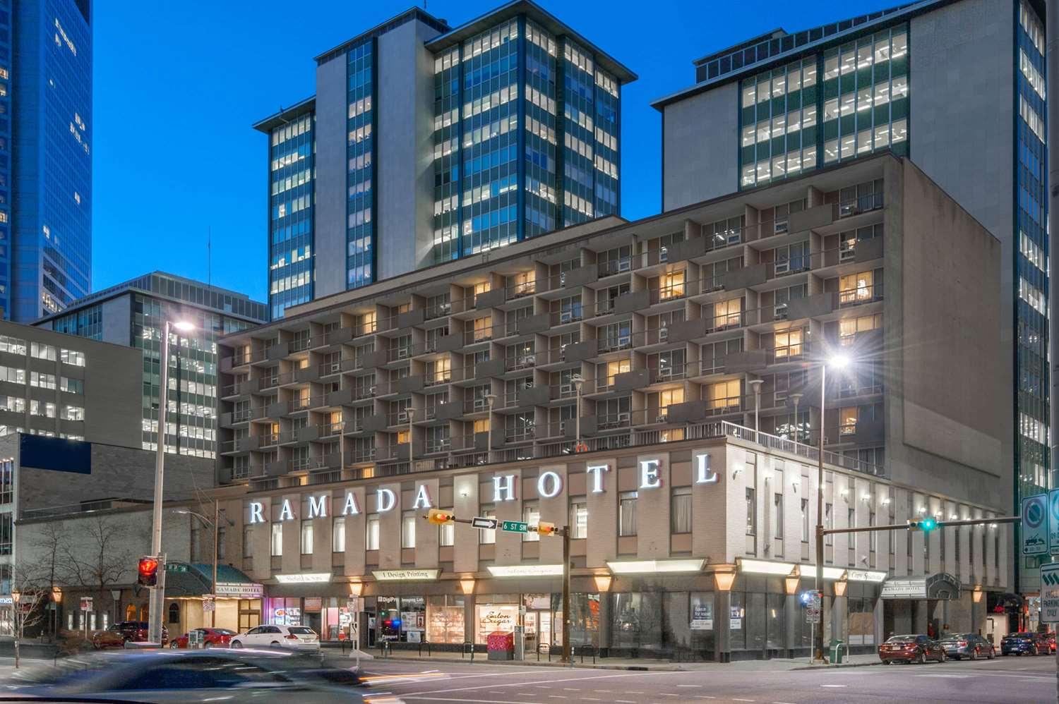Ramada Plaza By Wyndham Calgary Downtown 83786 — 1