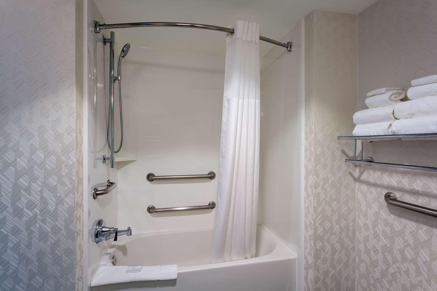 Hampton Inn & Suites Herndon - Reston — 1