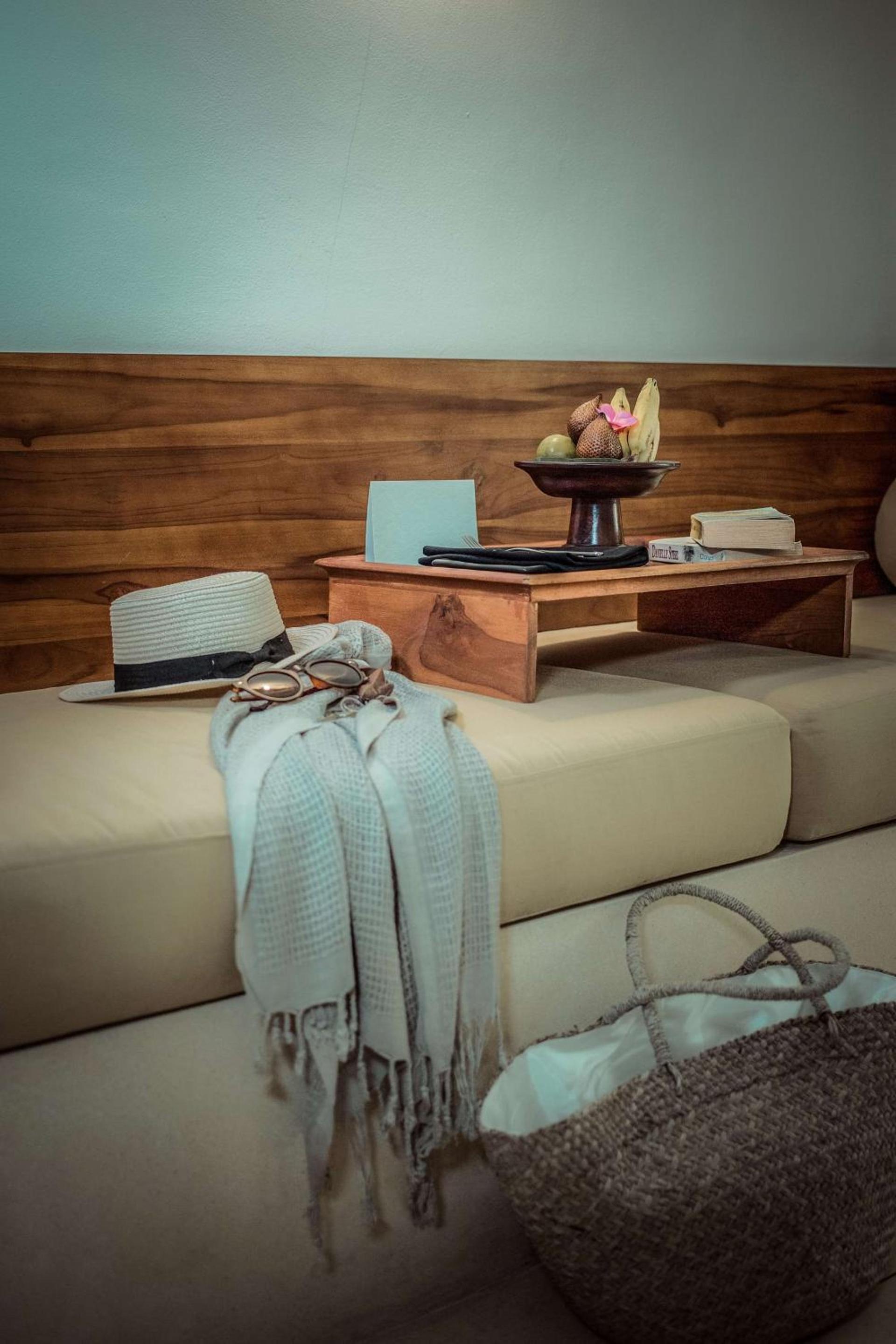 Alila Manggis — 1