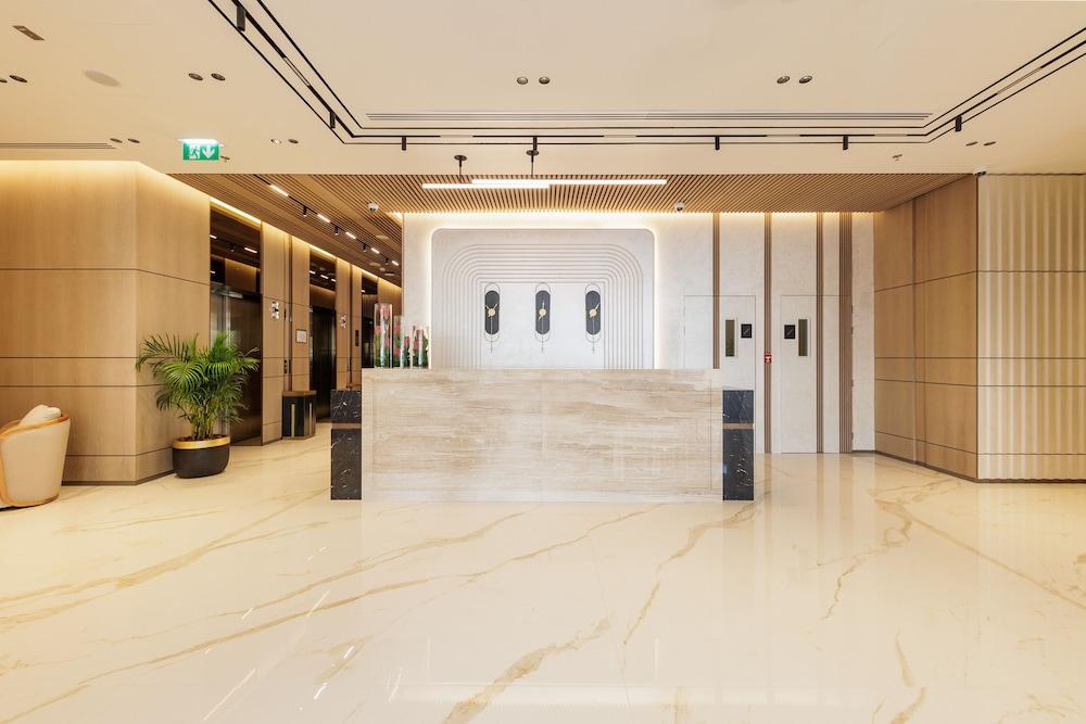 Holiday Inn Dubai Village Circle — 9
