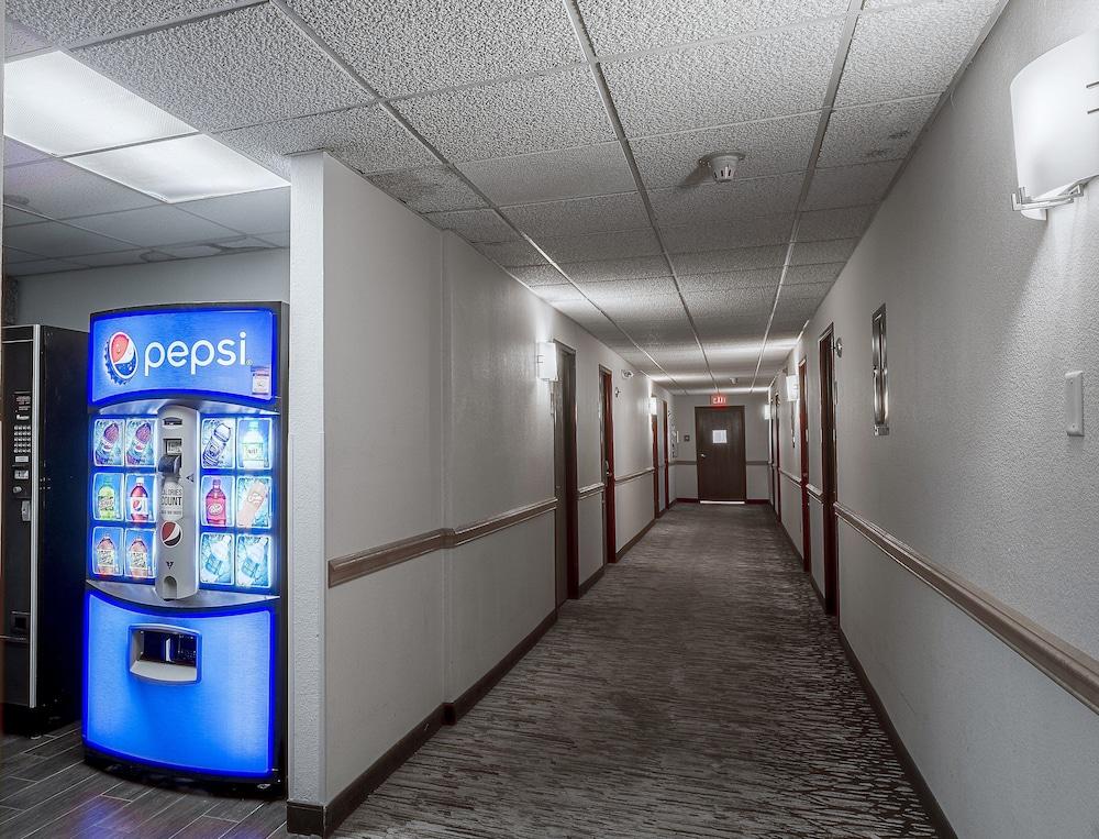 Red Roof Inn & Suites Hermitage — 9