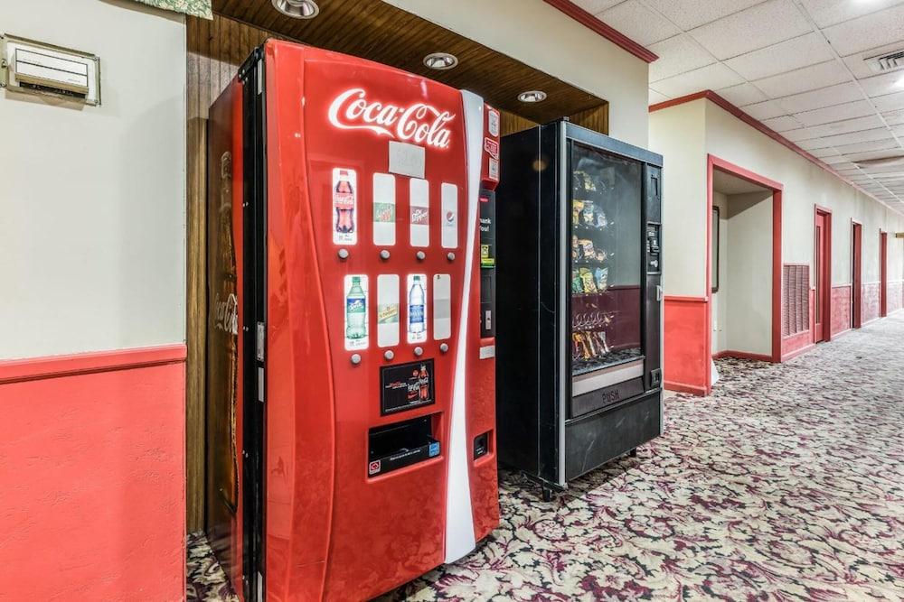 Red Carpet Inn and Suites Hazleton — 1