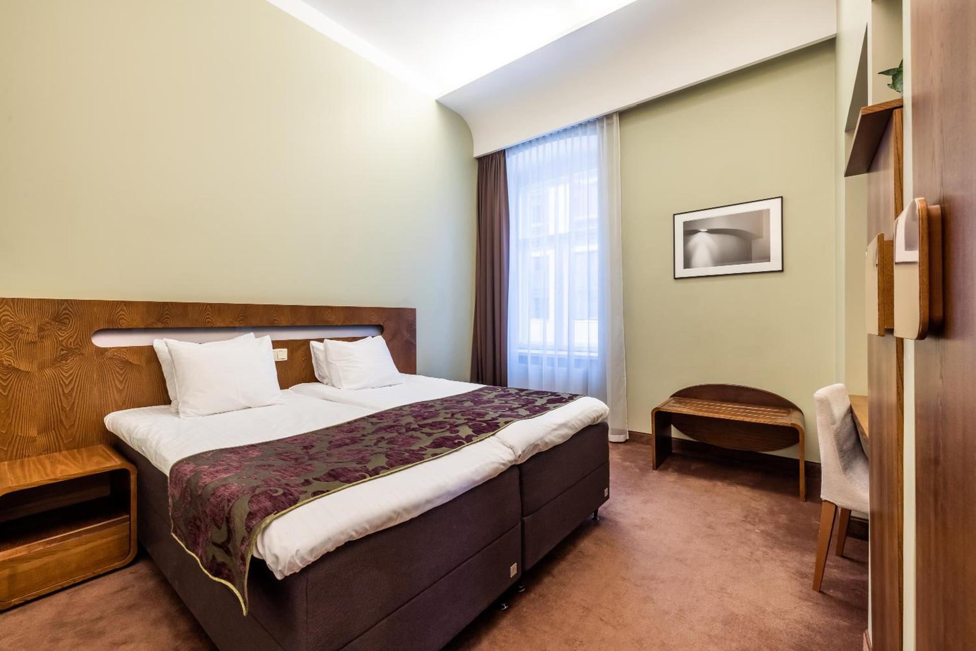 LONDON HOTEL 1025318 — 9