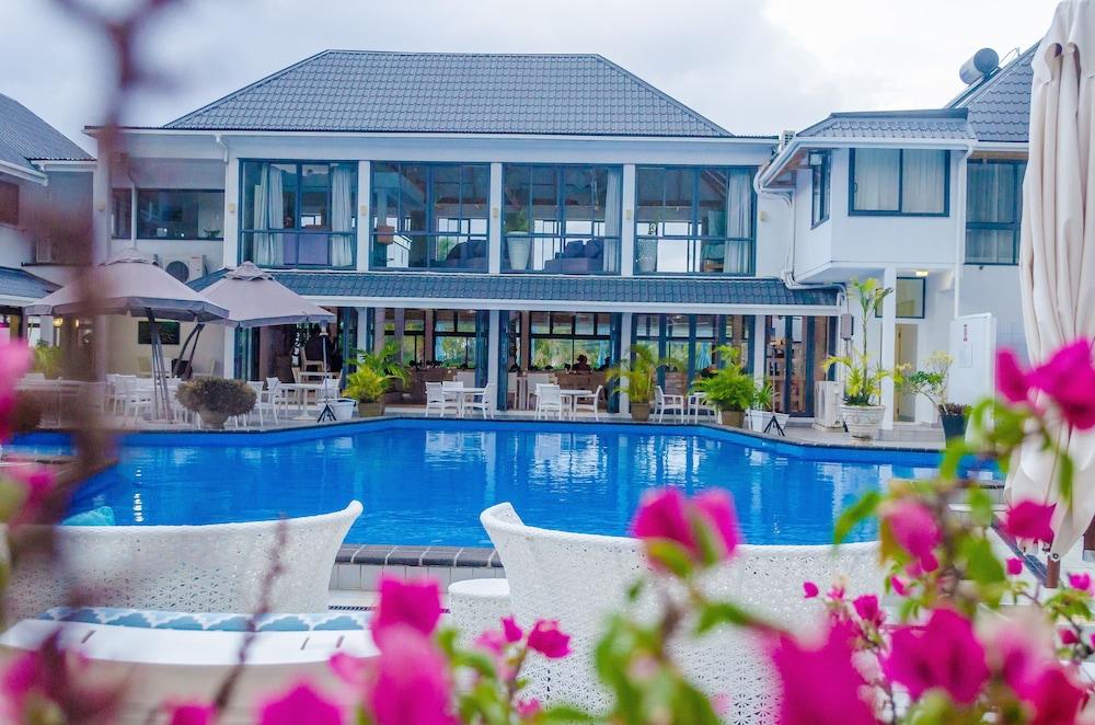 MURI BEACH CLUB HOTEL — 2