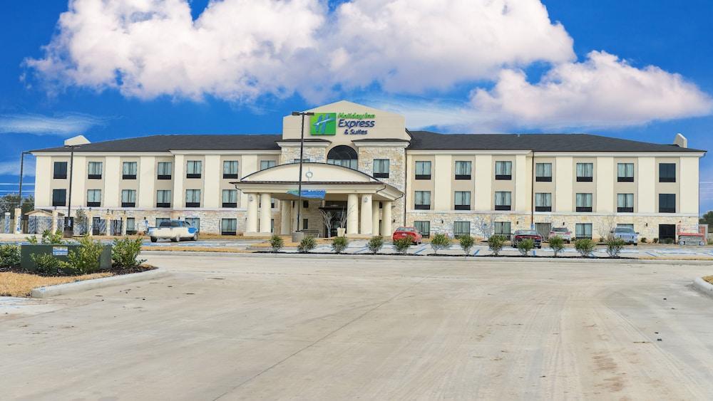 Holiday Inn Express and Suites Cuero — 1