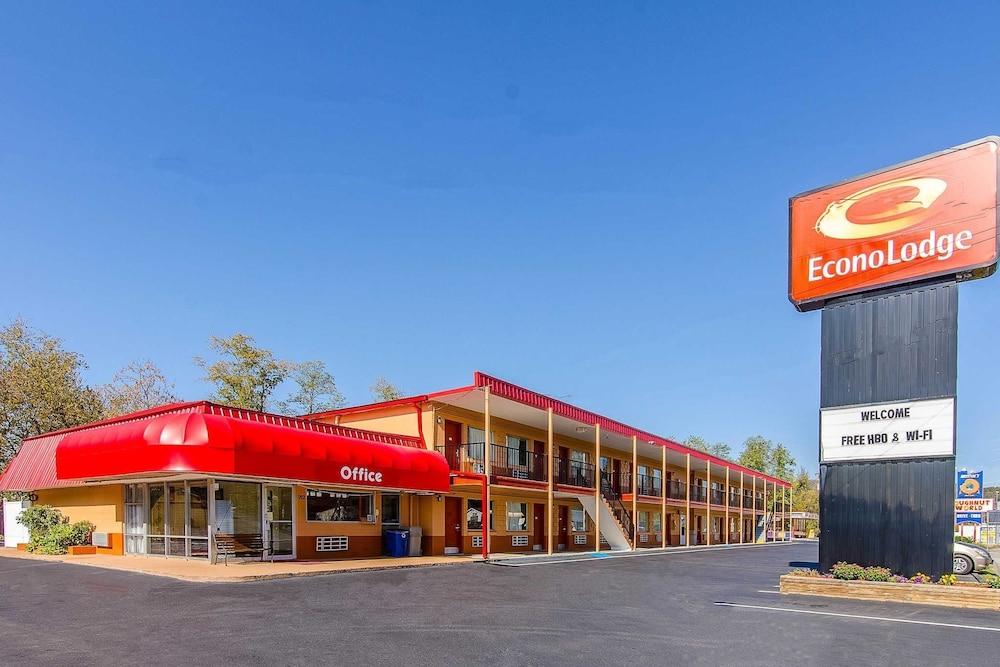 Econo Lodge Near Motor Speedway — 1