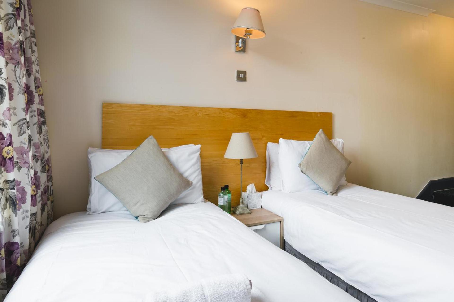 VICTORIA HOUSE HOTEL — 10