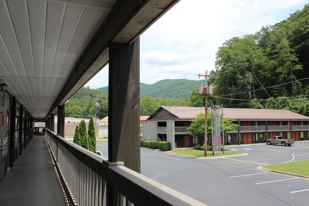 GREAT SMOKIES INN CHEROKEE — 8