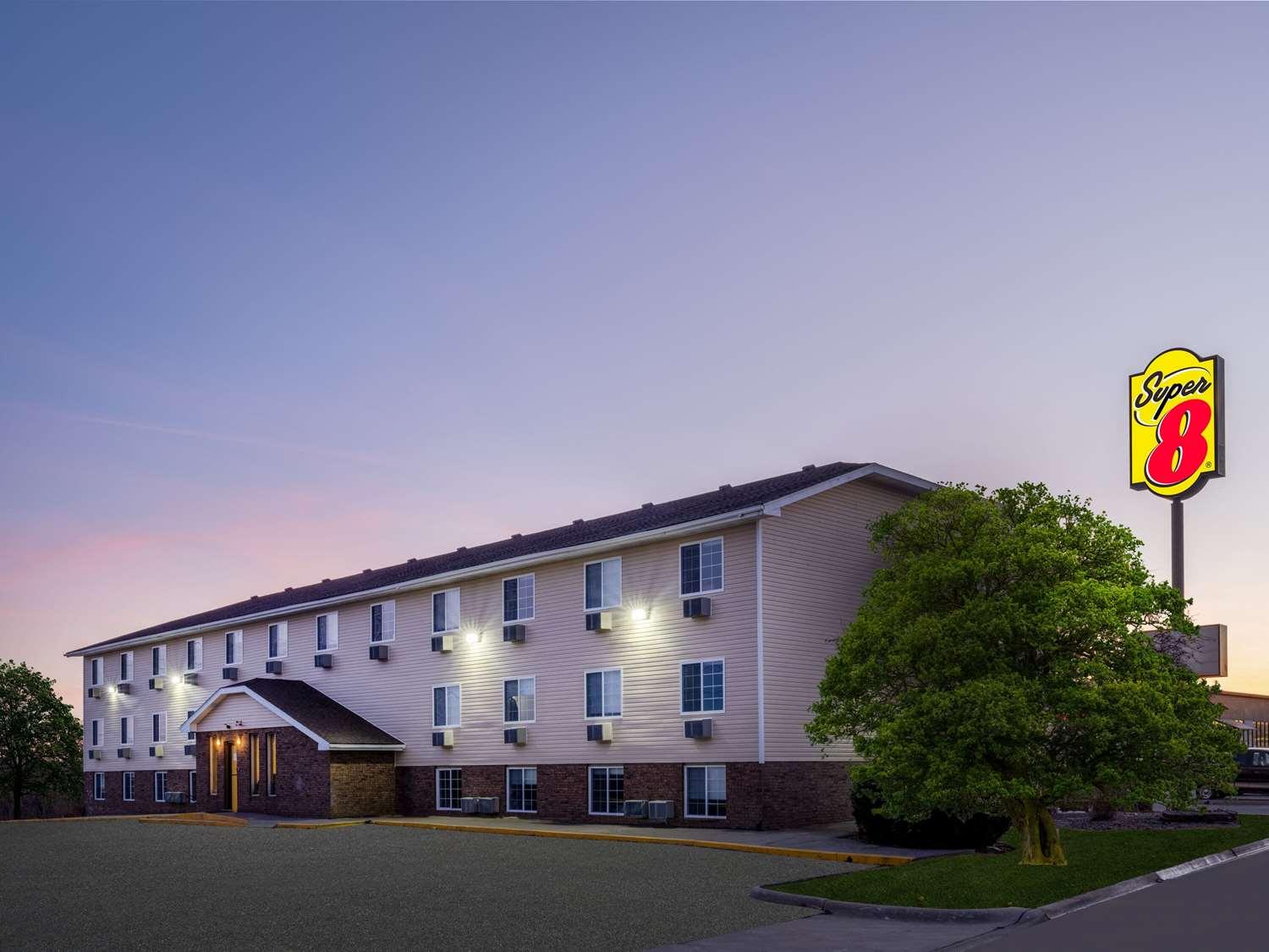 Super 8 By Wyndham Clinton — 1