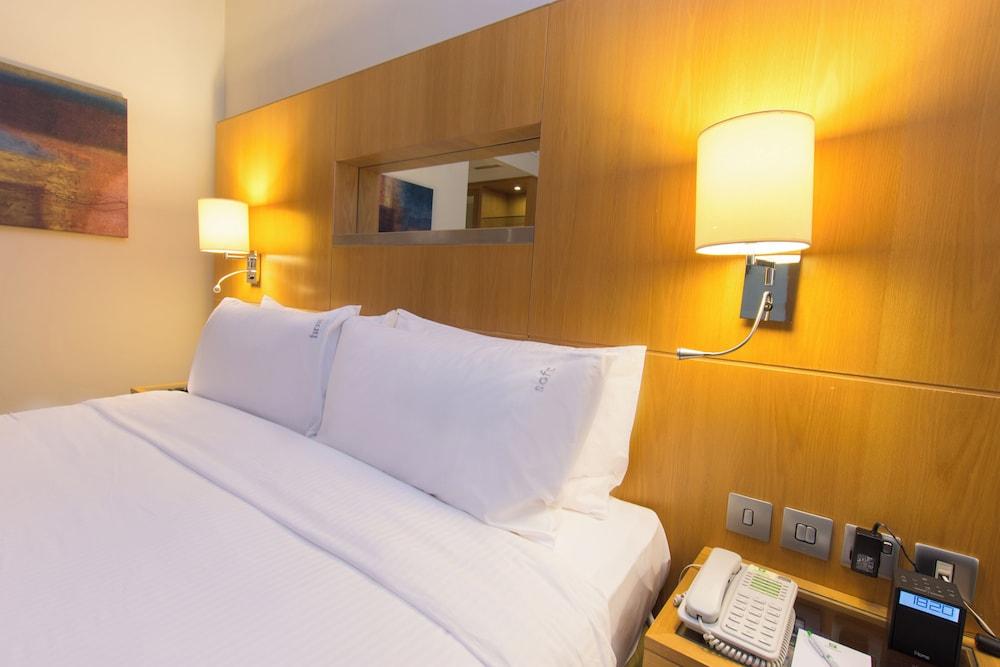 Holiday Inn Abu Dhabi Hotel — 1