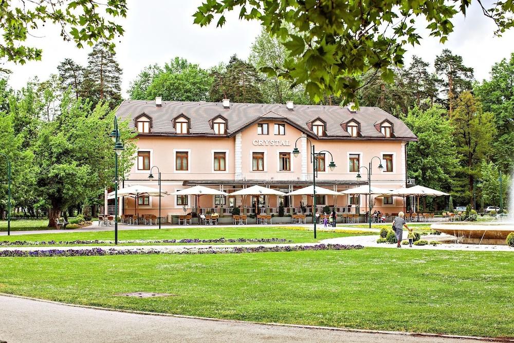 Hotel Crystal 1061868 — 1