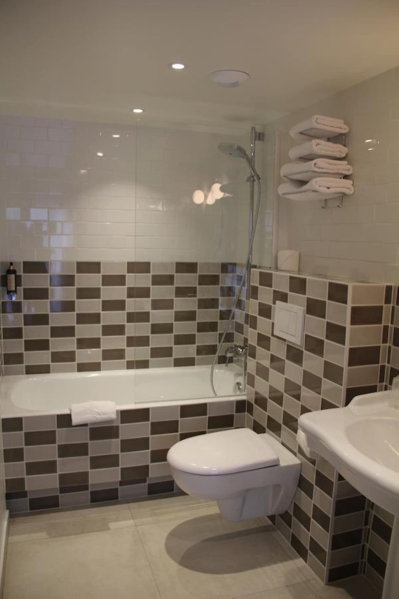 Hotel Des 3 Poussins 7134 — 9