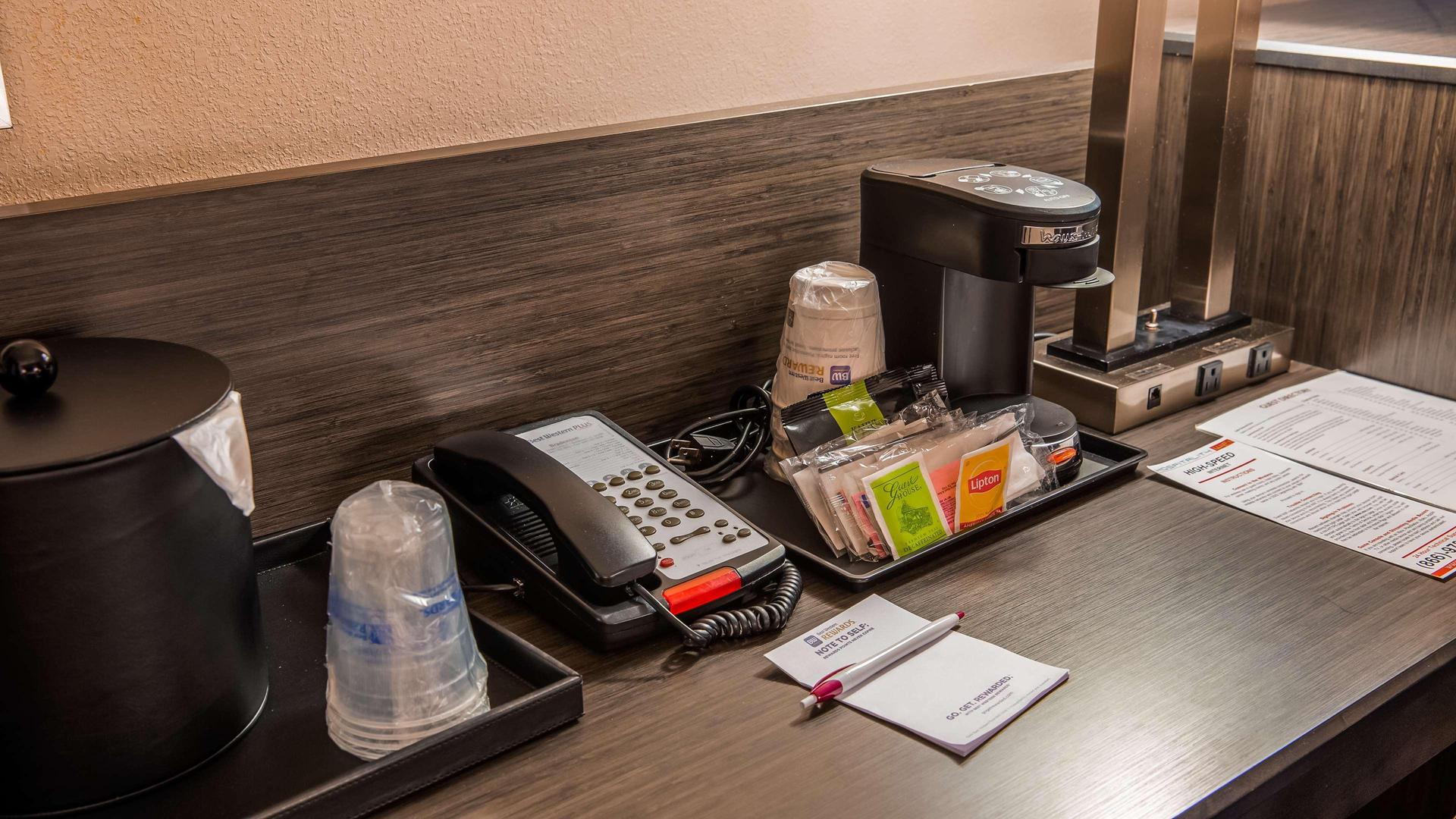 Best Western Plus Bradenton Hotel & Suites — 1