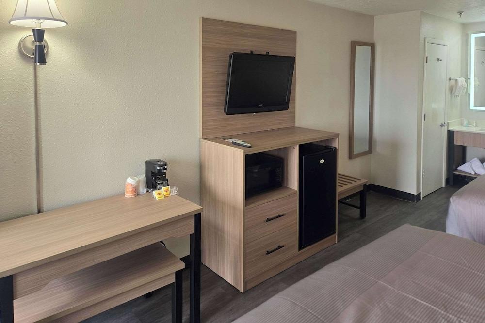Quality Inn & Suites Sunport Airport Albuquerque — 1