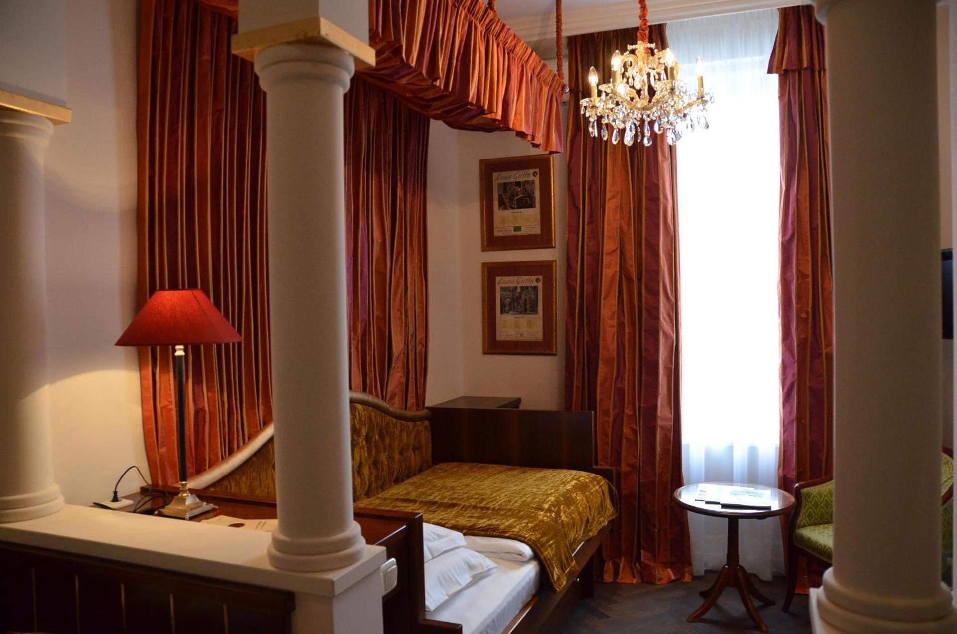 HOTEL BRISTOL — 6