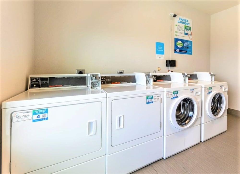 Holiday Inn Express and Suites Houston East Baytown — 3