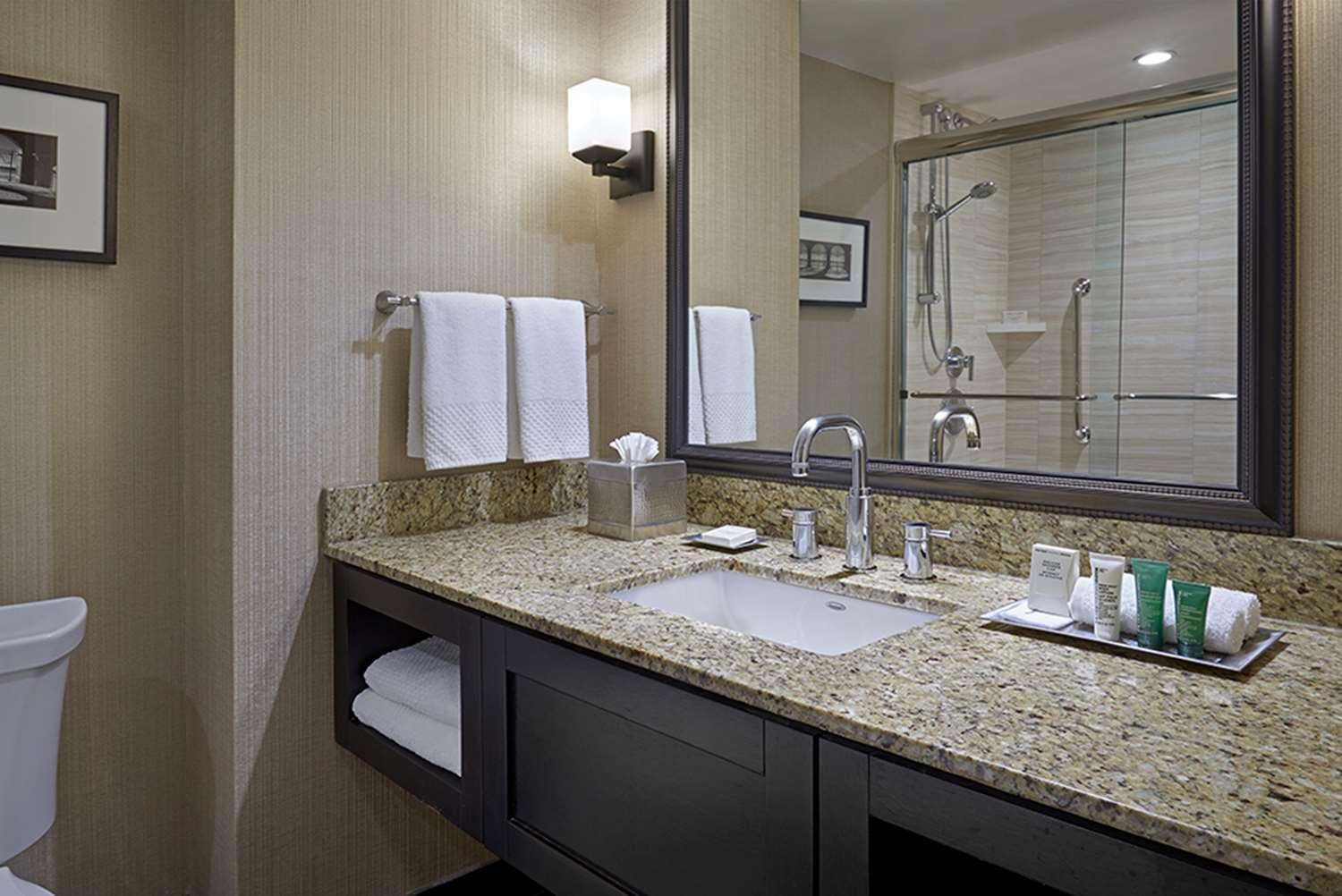 Hilton Toronto 3194 — 5