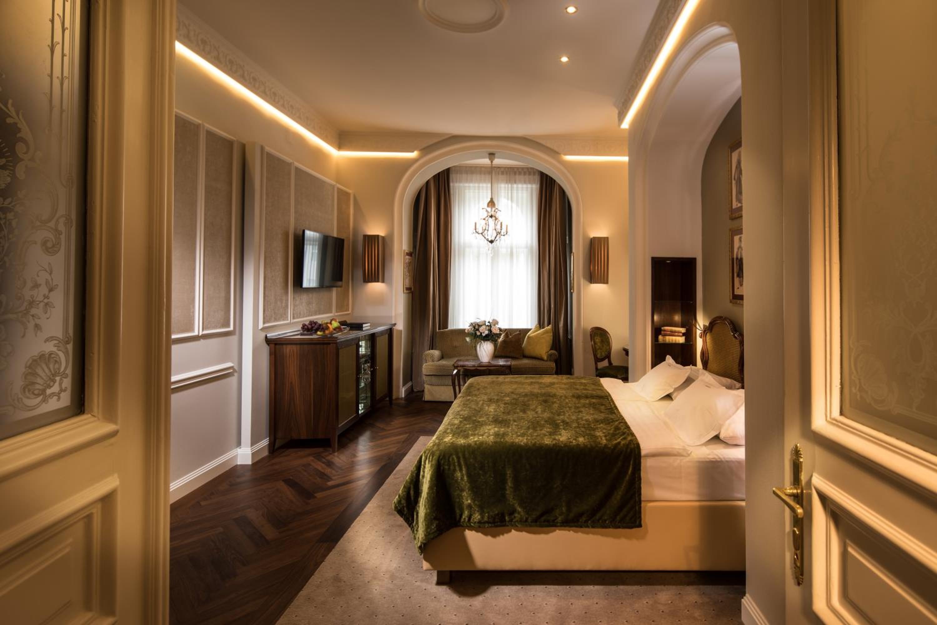 HOTEL BRISTOL — 2